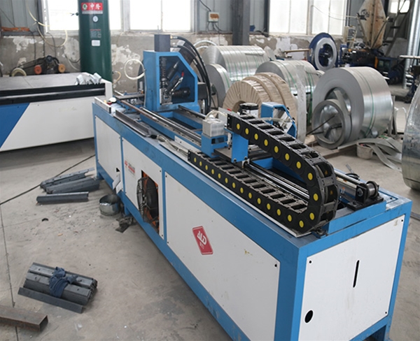 角鐵法蘭四槍自動焊接生產(chǎn)線 (4)