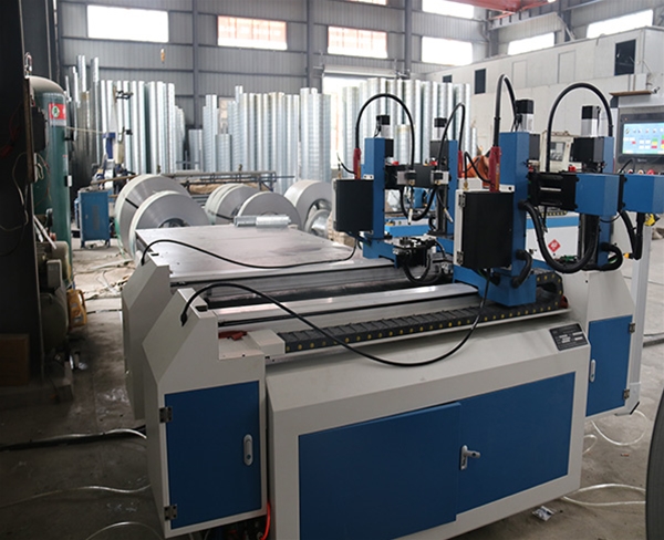 角鐵法蘭四槍自動(dòng)焊接生產(chǎn)線 (2)